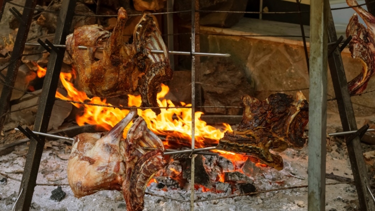 Αντικριστό, γραβιέρα και καλιτσούνια: Το Taste Atlas υποκλίνεται στην κρητική κουζίνα που βασίζεται σε τοπικά υλικά