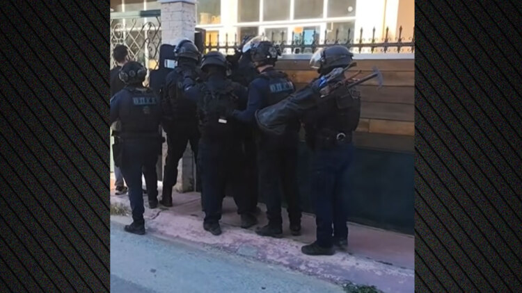 Δείτε βίντεο με την έφοδο του Ελληνικού FBI σε οικισμό Ρομά στο Μενίδι, βρήκαν ολόκληρο οπλοστάσιο