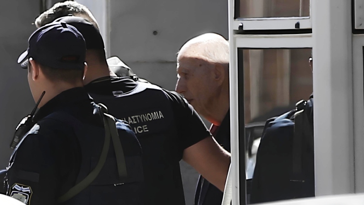 Για τρία κακουργήματα η δίωξη στον 89χρονο πιστολέρο - «Αν ήθελα θα τους σκότωνα αλλά το έκανα για τον ντόρο γιατί δεν βρίσκω το δίκιο μου» είπε στους αστυνομικούς