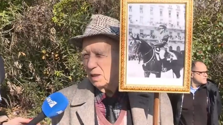 Όταν ο 89χρονος είχε πάει στην κηδεία του τέως βασιλιά Κωνσταντίνου και είχε μιλήσει στις κάμερες, δείτε βίντεο