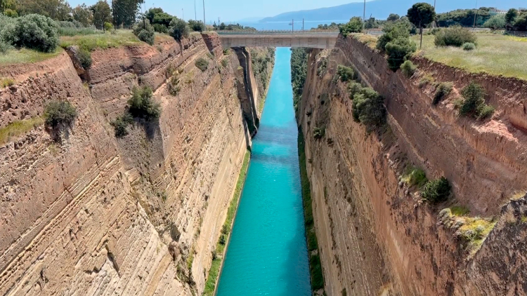 Οι αυτοκτονίες στον Ισθμό της Κορίνθου: Η γυναίκα με το μωρό, ο άνδρας που μετάνιωσε - Όσα έχει δει ο περιπτεράς της γέφυρας