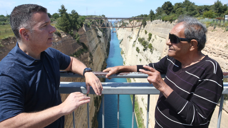 Οι αυτοκτονίες στον Ισθμό της Κορίνθου: Η γυναίκα με το μωρό, ο άνδρας που μετάνιωσε - Όσα έχει δει ο περιπτεράς της γέφυρας