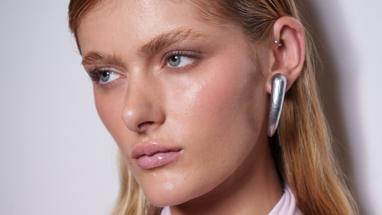 Βιταμίνη C και αντηλιακό: Το δίδυμο περιποίησης που δεν πρέπει να λείπει από την πρωινή ρουτίνα μας
