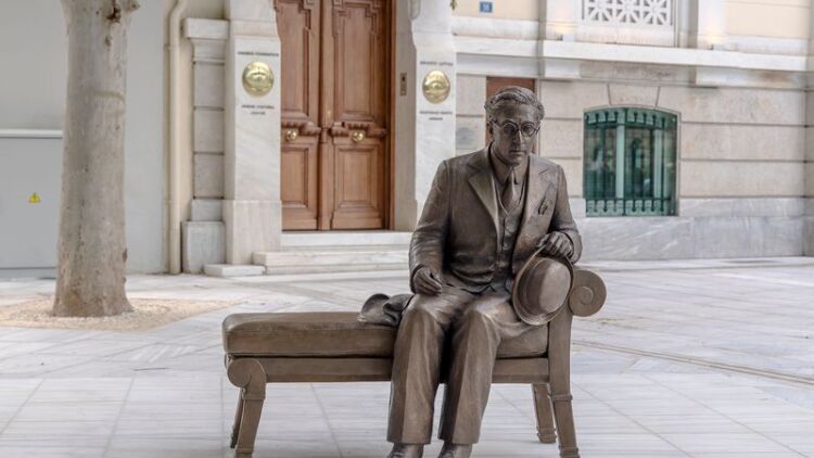 Ο Καβάφης «συνομιλεί» με τους περαστικούς στον πεζόδρομο της Διονυσίου Αρεοπαγίτου - Δείτε φωτογραφίες