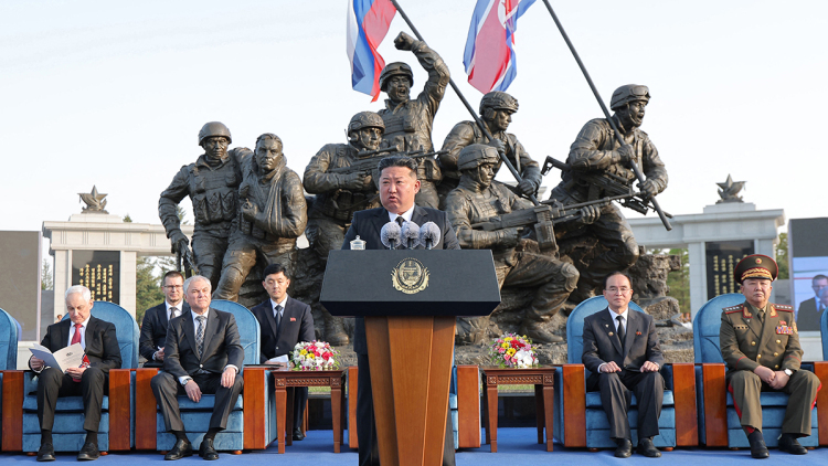 Ο Κιμ Γιονγκ Ουν εξυμνεί τους Βορειοκορεάτες στρατιώτες που ανατινάχθηκαν για να μην αιχμαλωτιστούν από Ουκρανούς