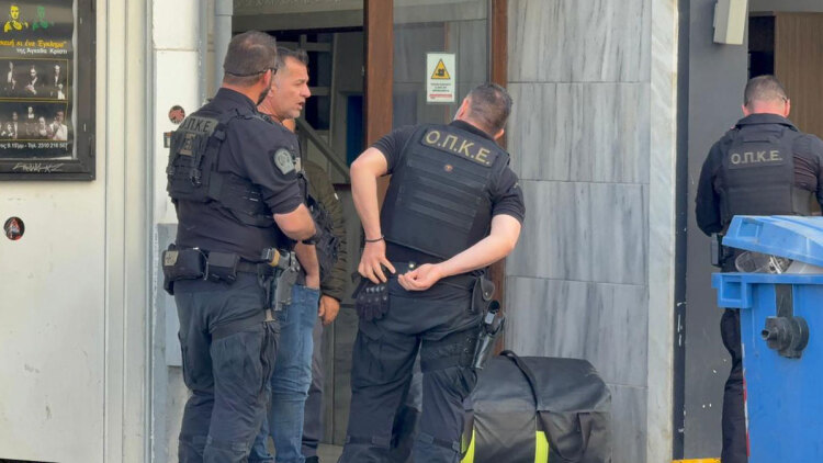 Άνδρες της ΟΠΚΕ μπαίνουν στην πολυκατοικία του 20χρονου που έχει ταμπουρωθεί και πετάει αντικείμενα από το μπαλκόνι του στη Θεσσαλονίκη, δείτε βίντεο