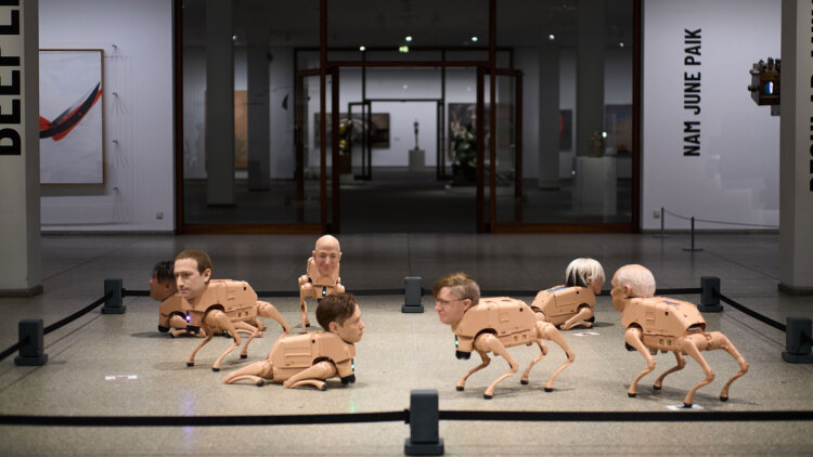 Ρομποτικά «σκυλιά» με τα κεφάλια των Μασκ, Ζούκερμπεργκ και Μπέζος προκαλούν αίσθηση σε έκθεση στο Βερολίνο
