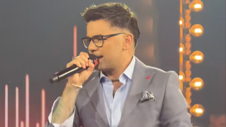 Ο Θοδωρής Μαραντίνης τραγούδησε στα αγγλικά το «Φωτιά με Φωτιά» του Πάνου Κιάμου