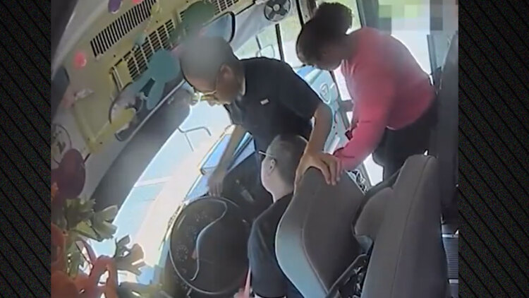 Συγκλονιστικό βίντεο: Μαθητές ήρωες στο Μισισίπι σταματούν σχολικό μετά τη λιποθυμία της οδηγού στο τιμόνι