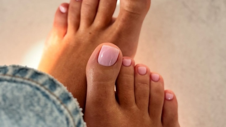 Το τέλειο πεντικιούρ στο σπίτι: Πώς να ανανεώσετε τα νύχια σας πριν το καλοκαίρι
