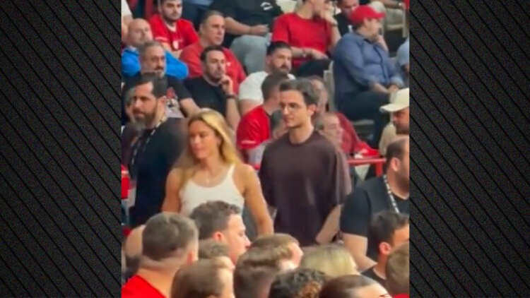 Μητσοτάκης και Σάκκαρη στις εξέδρες του ΣΕΦ για το Ολυμπιακός - Μονακό, δείτε βίντεο 