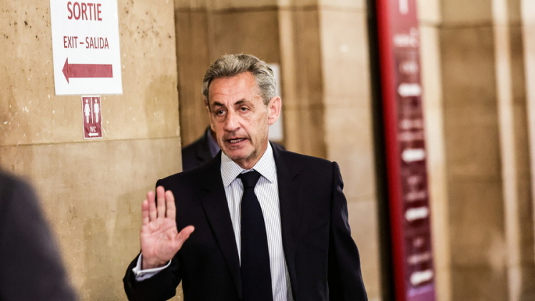 Ο Σαρκοζί αρνείται χρηματοδότηση της εκστρατείας του από τη Λιβύη: «Δεν πήρα χρήματα από τον Καντάφι»