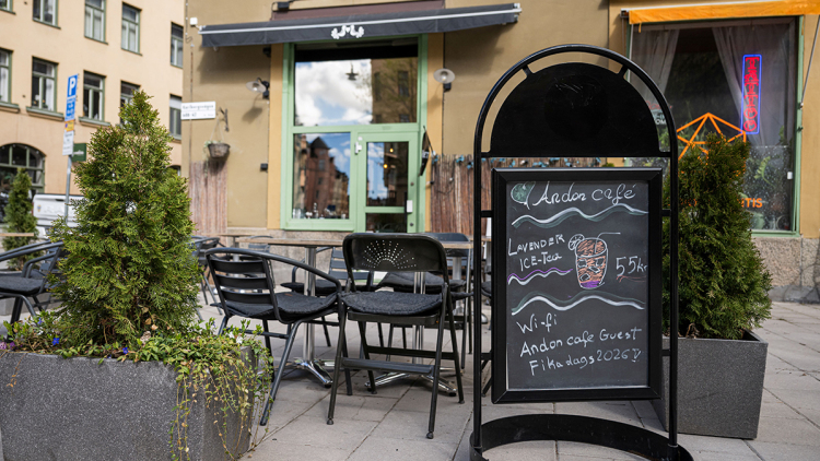 Καφέ στην Στοκχόλμη έχει ως μάνατζερ την Τεχνητή Νοημοσύνη: Η «Μόνα» φτιάχνει μενού, προσλαμβάνει υπαλλήλους και κάνει γκάφες