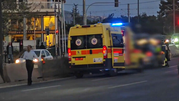 Αυξημένη κίνηση μετά από τροχαίο στη λεωφόρο Ποσειδώνος, κλειστή η αριστερή λωρίδα στο ύψος της Πικροδάφνης
