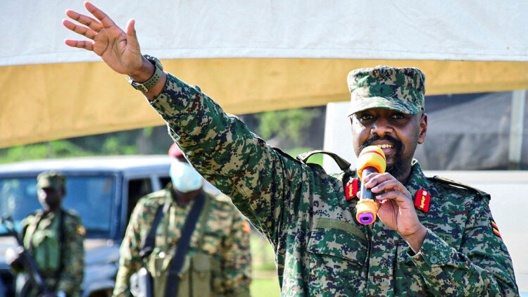 Ο αρχηγός του στρατού της Ουγκάντα έκανε τεστ DNA: «Είμαι κατά 14% Έλληνας, πάντα ήξερα ότι είχα συγγένεια με τον Μεγάλο Αλέξανδρο»