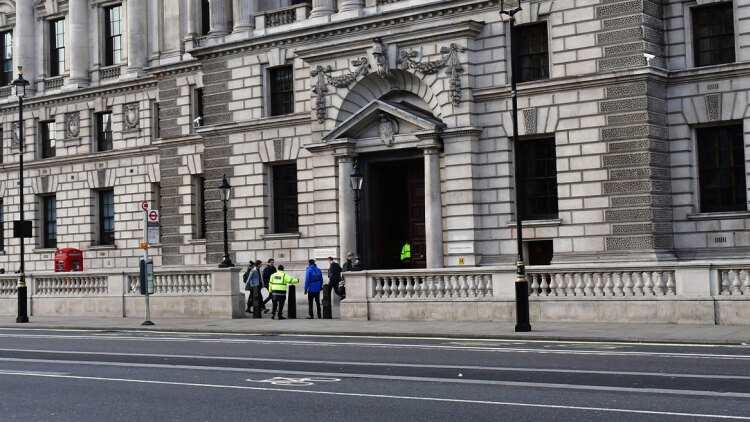 Το Ηνωμένο Βασίλειο ανακάλεσε την διαπίστευση Ρώσου διπλωμάτη αφότου εκλήθη ο Ρώσος πρέσβης στο υπουργείο Εξωτερικών
