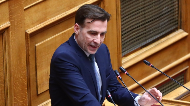 Ο Μιχάλης Χουρδάκης από τους Δημοκράτες του Κασσελάκη ήθελε να «σπάσει» με το βουλευτικό του αυτοκίνητο το μπλόκο της Αττικής Οδού για τον Εμίρη του Κατάρ
