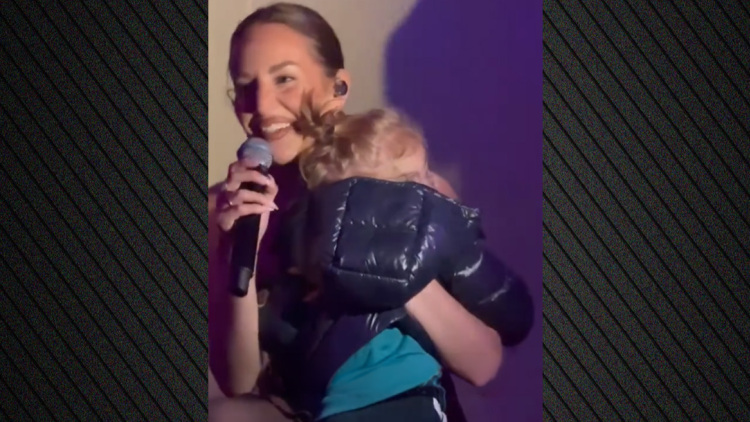 Το τρυφερό βίντεο με την Ανδρομάχη να τραγουδάει κρατώντας στην αγκαλιά της τον γιο της