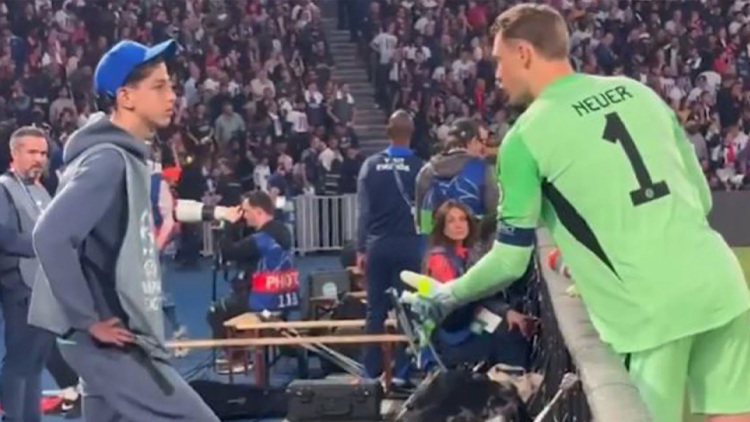 Μάνουελ Νόιερ: Ball boy στο Παρίσι αρνήθηκε να δώσει τη μπάλα στον Γερμανό και έγινε viral, βίντεο 