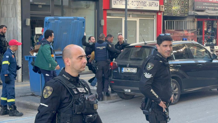 Αστυνομικοί απομάκρυναν τον φοιτητή στη Θεσσαλονίκη που πετούσε αντικείμενα από το μπαλκόνι του