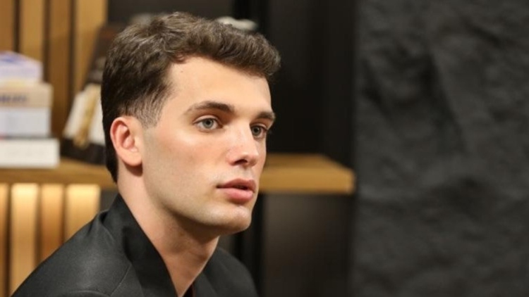 Ο νεαρός Αλβανός πολιτικός που έχει γίνει viral στο TikTok για την εμφάνισή του, «είσαι το όνειρο κάθε κοπέλας» του γράφουν