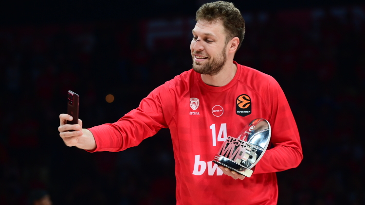 Βεζένκοφ: Το μεγαλύτερο βραβείο είναι στο τέλος, χρειαζόμαστε άλλες τρεις νίκες 