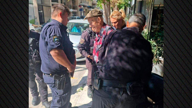 «Μου γύρισε την πλάτη και βρήκα την ευκαιρία να τον ακινητοποιήσω»: Ο αστυνομικός που συνέλαβε τον 89χρονο πιστολέρο περιγράφει τι έγινε στο ξενοδοχείο στην Πάτρα