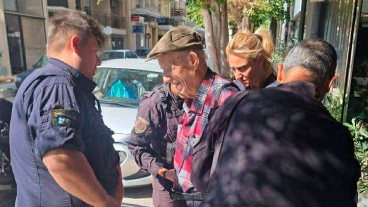 Οι κινήσεις του 89χρονου πριν ανοίξει πυρ στον ΕΦΚΑ: «Μου άφησε μία βαλίτσα και μου είπε να φύγω» λέει ο οδηγός ταξί που τον πήρε από το σπίτι του
