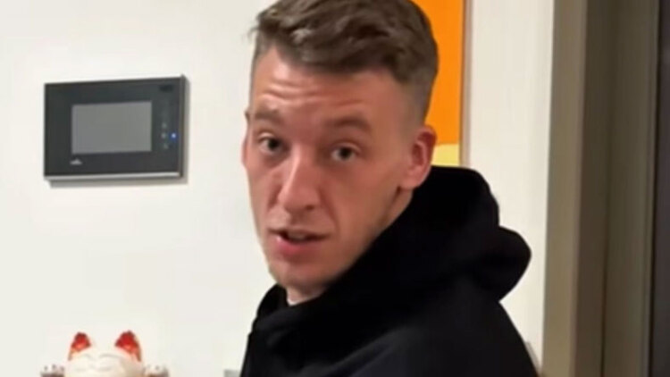 Άφησε τις ΗΠΑ και ζει με 1.000€ τον μήνα στην Σενζέν: «Εδώ βρήκα το δικό μου αμερικανικό όνειρο»