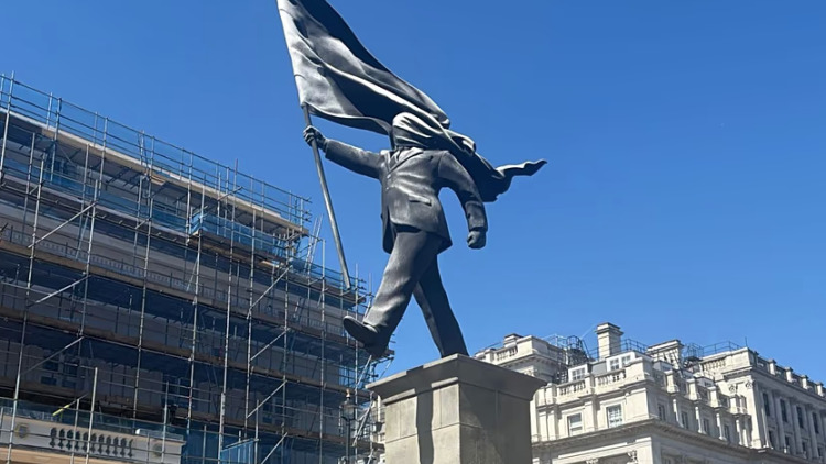 Banksy: Ξαναχτύπησε στην καρδιά του Λονδίνου με ένα άγαλμα που καταγγέλλει τον εθνικισμό 