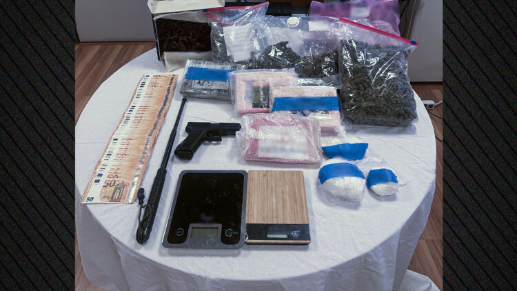 Εξαρθρώθηκε εγκληματική οργάνωση που διακινούσε ναρκωτικά και όπλα σε Αττική, Θεσσαλονίκη και Κρήτη, είχε κέρδος άνω των 117.800 ευρώ