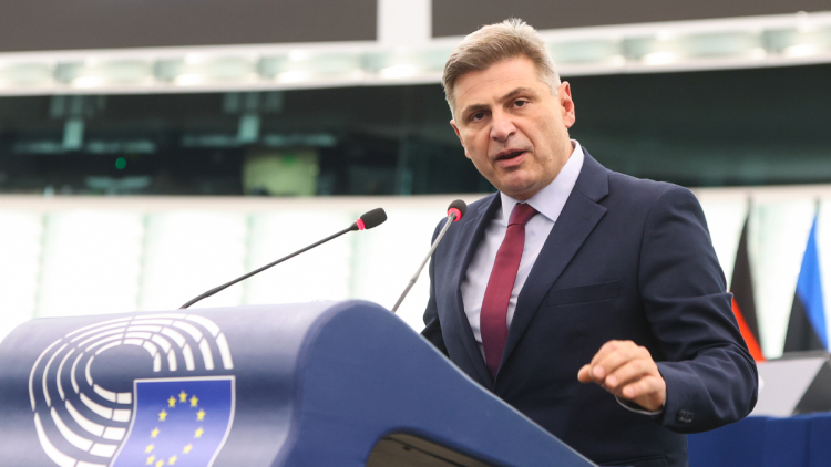 Ο Φαραντούρης ανακοίνωσε τη συμπόρευσή του με το ΠΑΣΟΚ