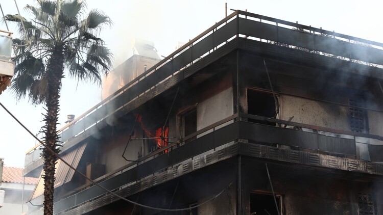 Χρυσοχοΐδης και Αγαπηδάκη στο Ίλιον μετά τη μεγάλη φωτιά που κατέστρεψε διαμερίσματα
