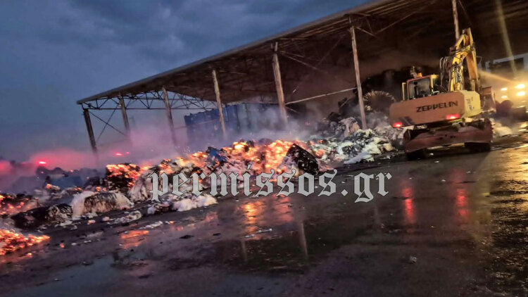 Μαίνεται η φωτιά σε εργοστάσιο παραγωγής βαμβακιού στον Ορχομενό Βοιωτίας, δείτε βίντεο και φωτογραφίες
