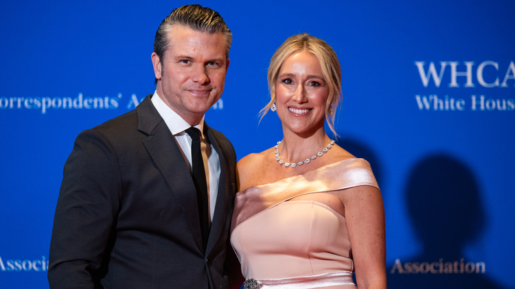 Καβγάς για το φόρεμα της συζύγου του Χέγκσεθ στο δείπνο των ανταποκριτών του Λευκού Οίκου: «Είναι από το Temu» την κατηγορούν