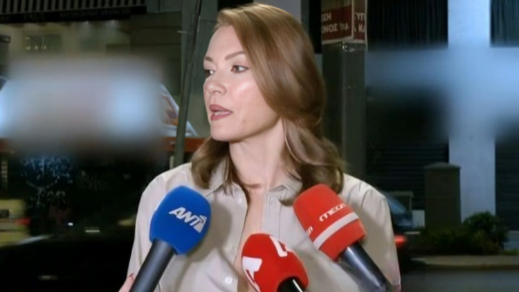 Βίκυ Καγιά: Το βρίσκω λίγο ανεπίτρεπτο να γράφονται πράγματα για οικογένειες, υπάρχουν παιδιά που διαβάζουν
