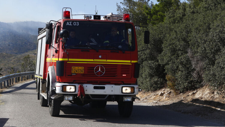 Φωτιά τώρα στην Πάρνηθα: Επιχειρούν ισχυρές δυνάμεις της πυροσβεστικής, κλειστός ο δρόμος από το ύψος του τελεφερίκ - Δείτε βίντεο
