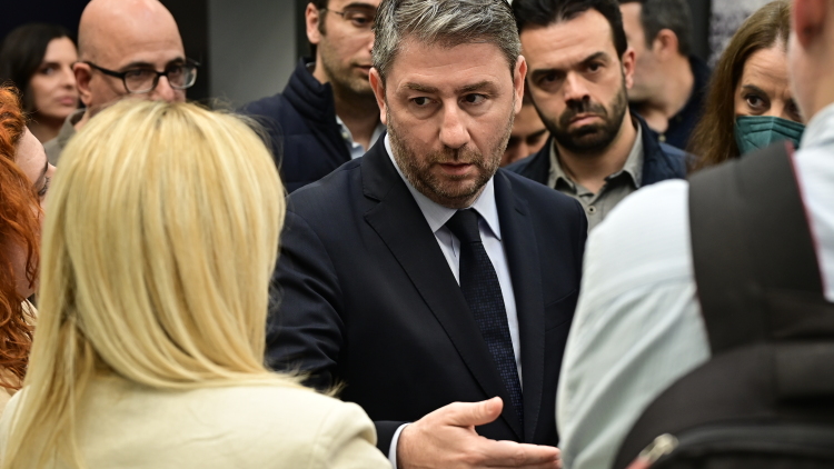 Το ΠΑΣΟΚ ανοίγει μέτωπο διεύρυνσης με φόντο τον Τσίπρα, σήμερα ανακοινώνεται η ένταξη Φαραντούρη
