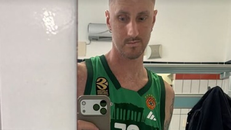 Πολονάρα: Ποζάρει με φανέλα Κέντρικ Ναν του Παναθηναϊκού