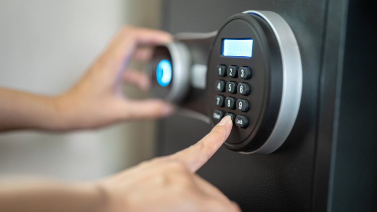 Αγόρασε χρηματοκιβώτιο για 15 ευρώ που έκρυβε θησαυρό: Η αντίδρασή του αποτελεί εξαίρεση στον κανόνα