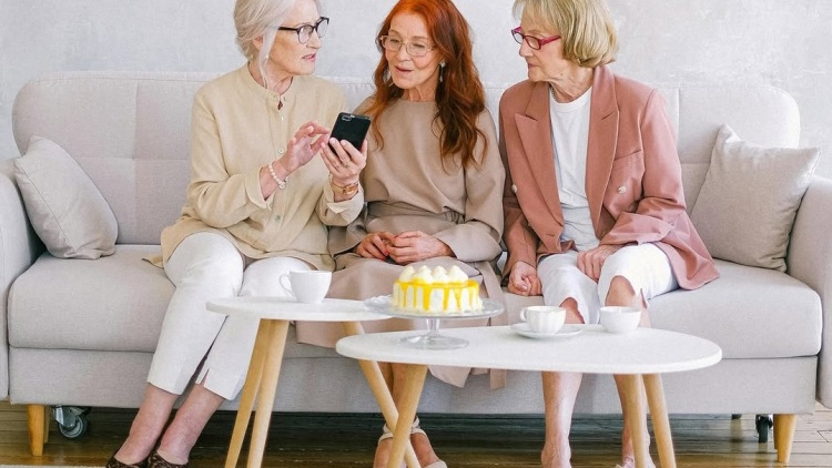 Όταν έμεινε χήρα ένιωσε απελπιστικά μόνη και παραλίγο να μείνει άστεγη: Σήμερα συγκατοικεί με δύο ακόμα γυναίκες
