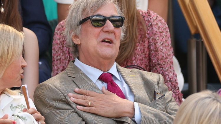 Ο Στίβεν Φράι κατέθεσε αγωγή 100.000 λιρών κατά διοργανωτών συνεδρίου μετά από σοβαρό τραυματισμό σε πτώση από σκηνή