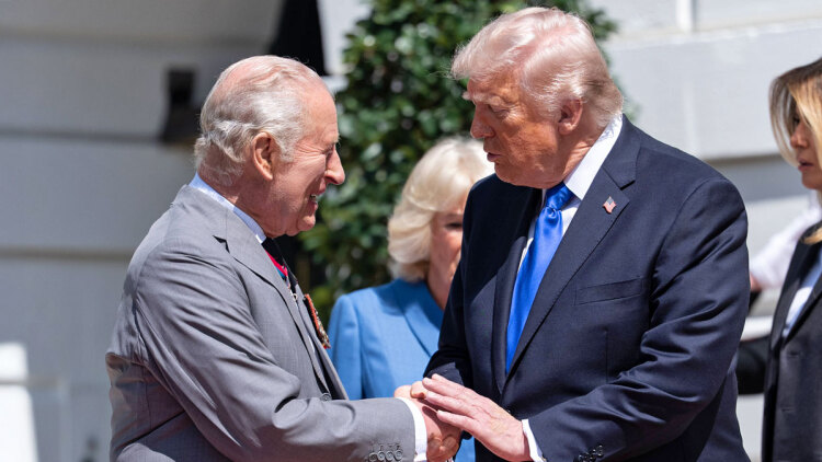 «Φοβερός βασιλιάς, ο φοβερότερος όλων»: Με... ύμνους ξεπροβόδισε ο Τραμπ τον Κάρολο πριν το τέλος της επίσκεψής του στις ΗΠΑ