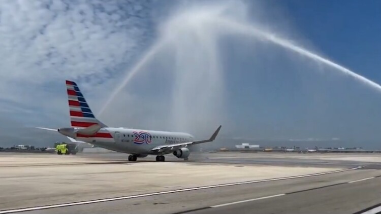 Σε γιορτινή ατμόσφαιρα η πρώτη απευθείας εμπορική πτήση ΗΠΑ - Βενεζουέλας μετά από 7 χρόνια