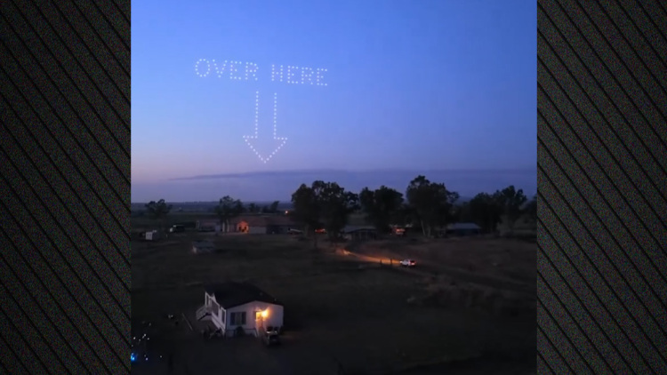 Δείτε βίντεο: Με drone show ιδιοκτήτης απομακρυσμένου σπιτιού καθοδηγεί ντελιβερά στην Καλιφόρνια