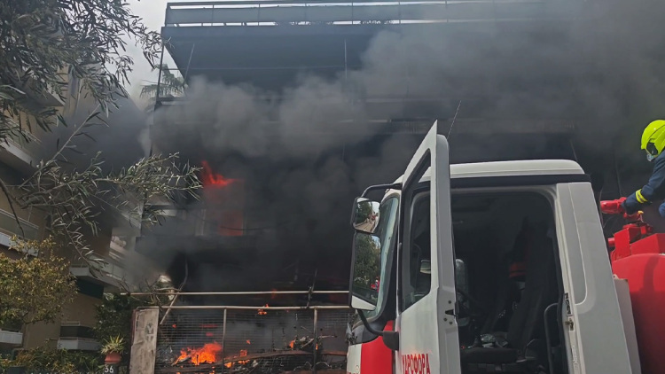 Μεγάλη φωτιά σε κατάστημα με ανταλλακτικά στο Ίλιον: Επιχειρούν ισχυρές δυνάμεις της πυροσβεστικής, δείτε βίντεο