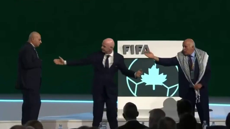Αμηχανία στο Συνέδριο της FIFA: Ο πρόεδρος της Παλαιστινιακής Ομοσπονδίας αρνήθηκε να δώσει το χέρι στον αντιπρόεδρο της Ισραηλινής
