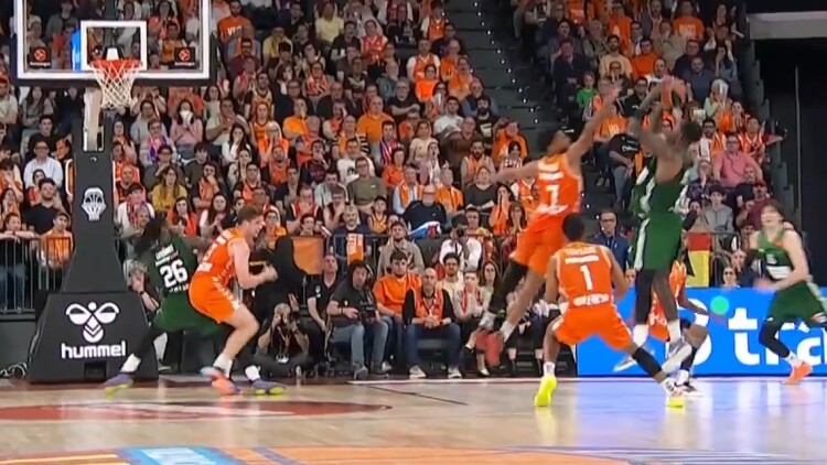 Βίντεο: Το buzzer beater του Χέιζ Ντέιβις που έφερε τον Παναθηναϊκό μία νίκη από το Final 4