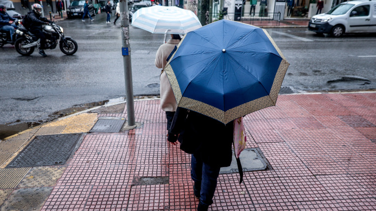 Πρωτομαγιά με φθινοπωρινό καιρό, έπεσε η θερμοκρασία, πού θα βρέξει
