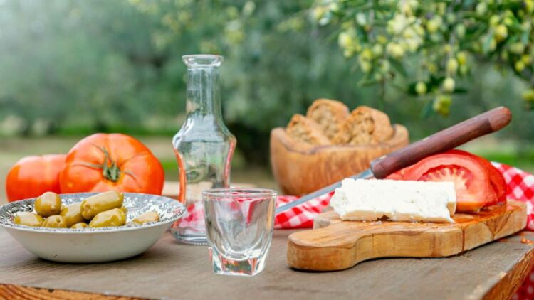 Πρωτομαγιά: Οι γεύσεις και τα αρώματα της άνοιξης στο ελληνικό τραπέζι